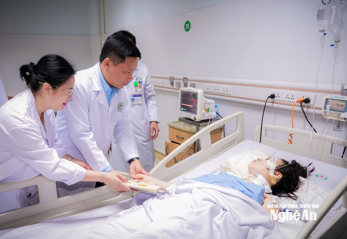 Lãnh đạo Ủy ban nhân dân tỉnh Nghệ An đến thăm, tặng quà cho các nạn nhân - Ảnh BVCC 571224359-1241552551341578-2663067369154135247-n.jpg