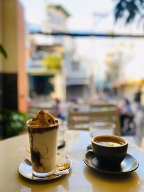 Ly cà phê buổi sáng là thói quen của nhiều người - Ảnh minh họa BSCC