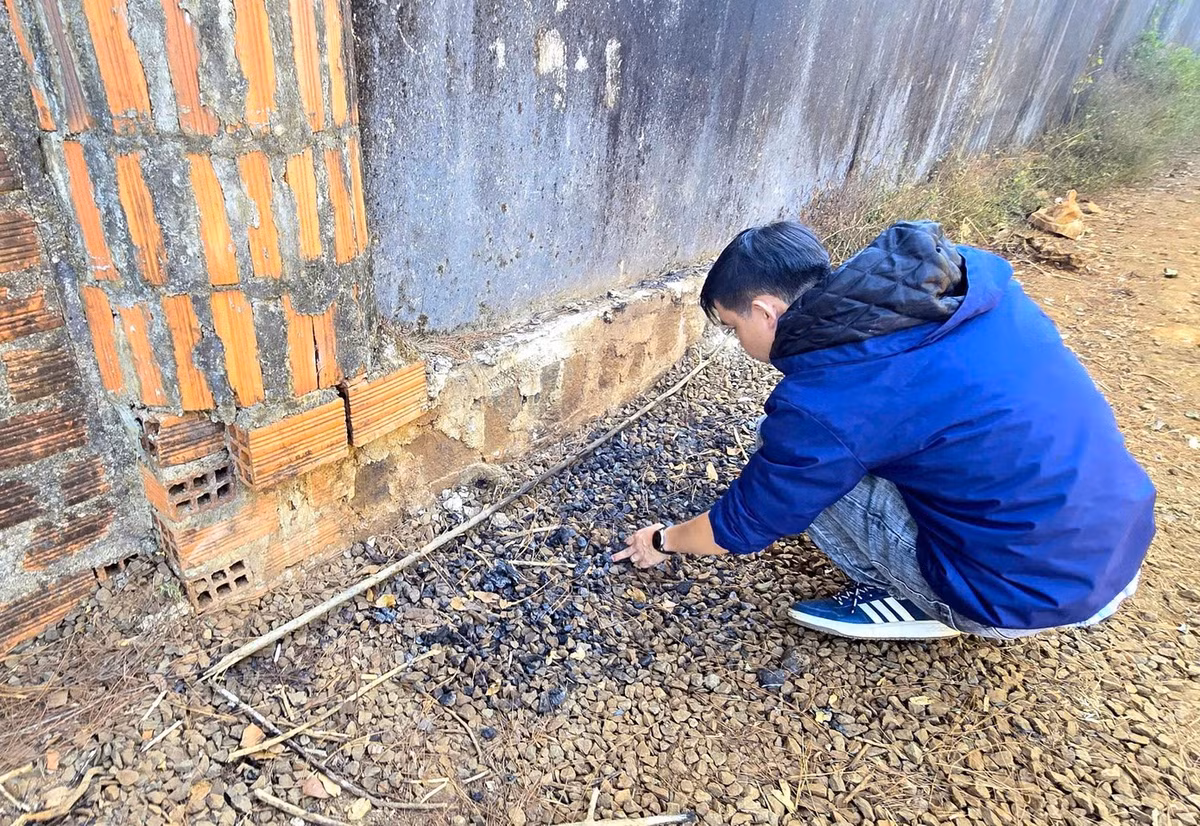 Vị trí bị đốt cháy gần với hố chôn xe máy, nghi do các đối tượng đốt tiêu hủy áo quần và một số trang bị dùng thực hiện vụ cướp.