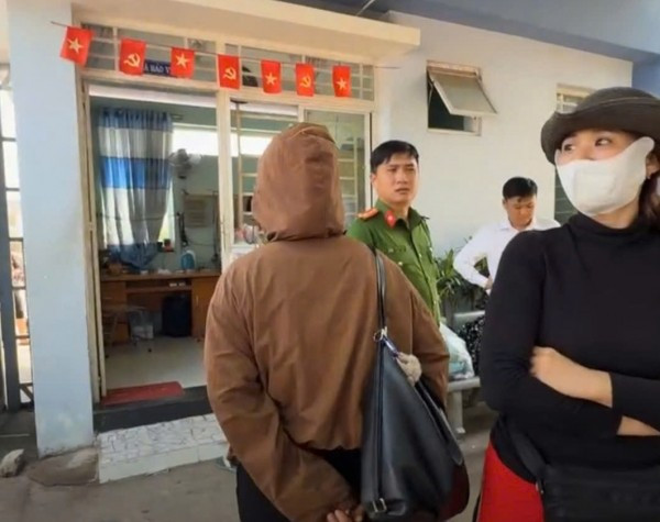 Công an địa phương có mặt tại trường.