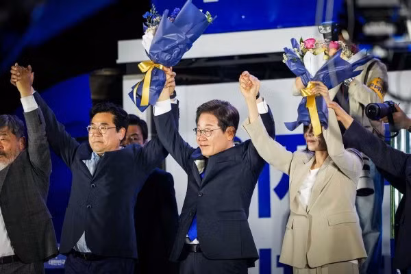 Tân Tổng thống Hàn Quốc Lee Jae-myung (người đeo cà vạt xanh) ăn mừng ở thủ đô Seoul đêm 3/6. Ảnh: New York Times