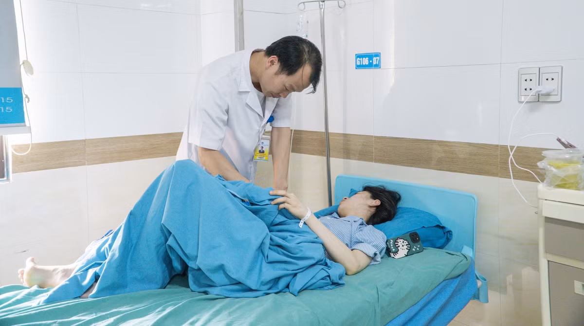 Thăm khám cho bệnh nhân sau phẫu thuật - Ảnh BVCC