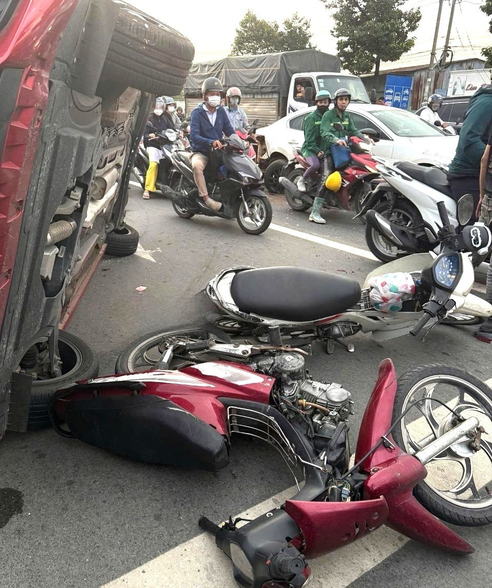 Ô tô lật nghiêng, nhiều xe máy lăn lóc giữa đường