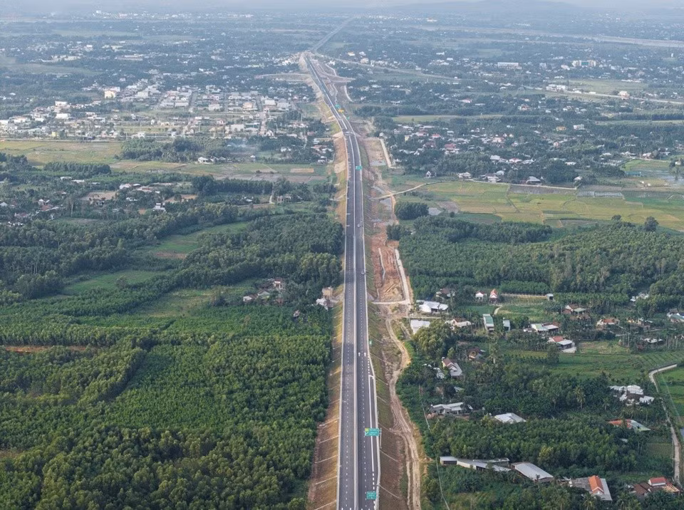Cao tốc Quảng Ngãi - Hoài Nhơn dự kiến được đưa vào khai thác từ 11h ngày 12/2. Ảnh: Báo Xây dựng.