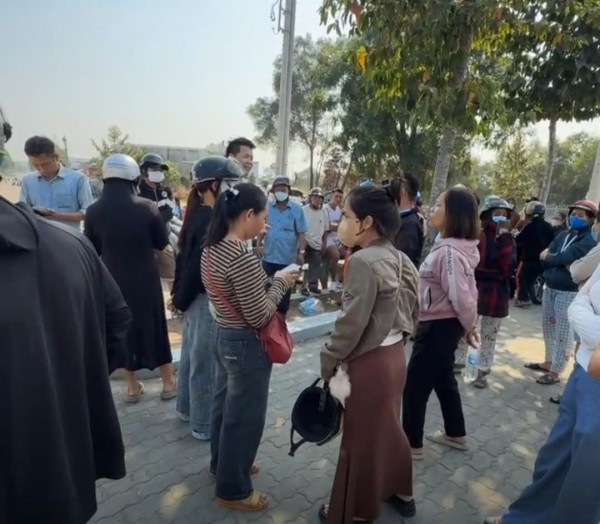 Đông phụ huynh đến trường Trường Tiểu học Lương Thế Vinh.