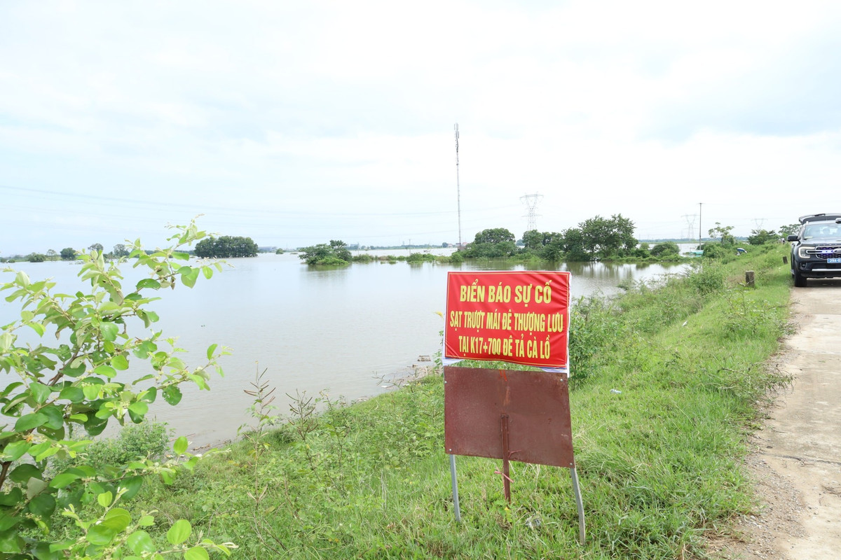 Lũ sông Cà Lồ tiếp tục lên, vượt báo động lũ cấp III, nguy cơ xảy ra sự cố đê điều. Ảnh: Kim Nhuệ