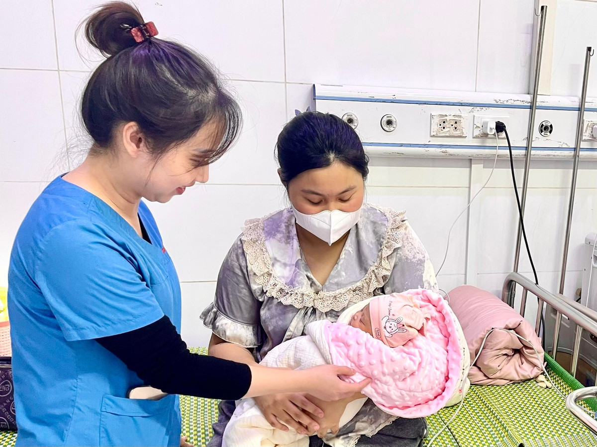 Sau 22 ngày, em tỉnh táo, bú được, được ghép mẹ - Ảnh BVCC