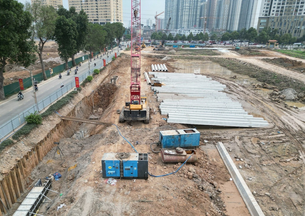 Để chủ động thi công và không mất thời gian kéo điện lưới, nhiều nhà thầu đã tự huy động máy phát điện phục vụ thi công dự án.