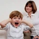 Cha mẹ nên làm gì khi trẻ cáu giận?