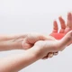 Tê bì chân tay dấu hiệu bệnh lý nghiêm trọng, chớ chủ quan