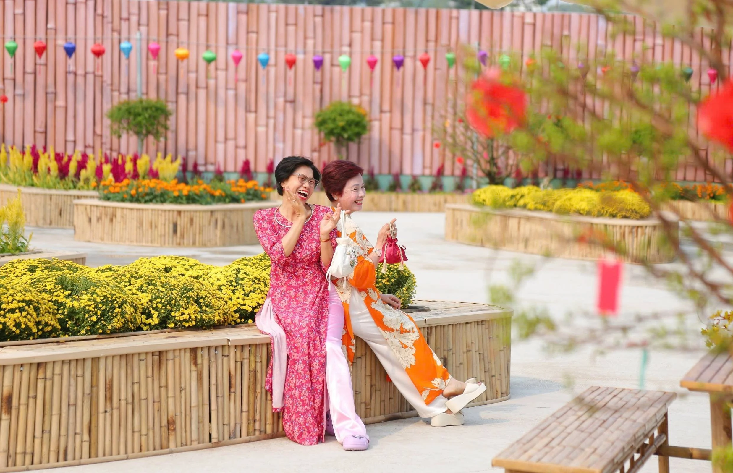 Hàng loạt 'đất vàng' bỏ hoang tại TP HCM biến thành vườn xuân rực rỡ