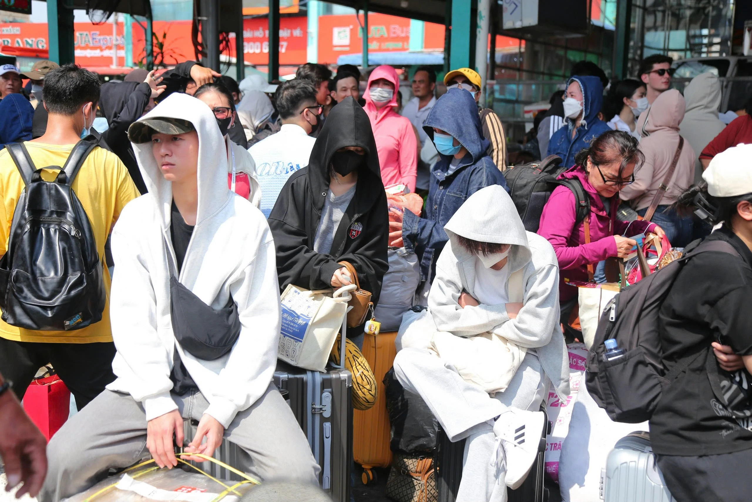 Bến xe Miền Tây chật kín khách, người dân bắt đầu nghỉ Tết