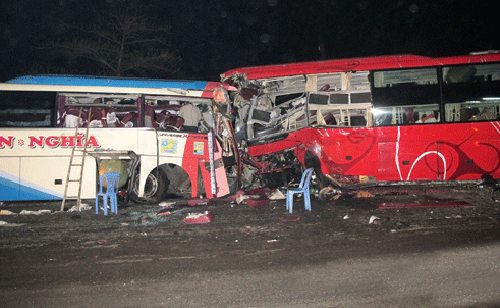 Rạng sáng thứ sáu, ngày 8/3/2013, 2 xe khách đấu đầu nhau trên QL1A (thuộc tỉnh Khánh Hòa) làm 11 người tử vong và 50 người bị thương.