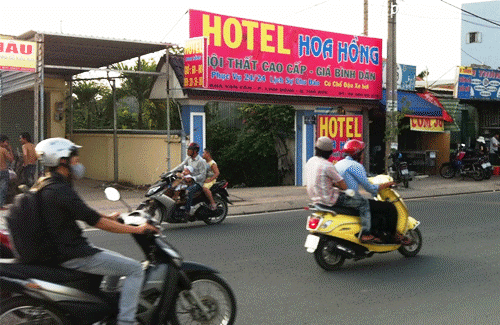 Bat hai thanh nien gia dong tinh tong tien chu khach san-Hinh-2