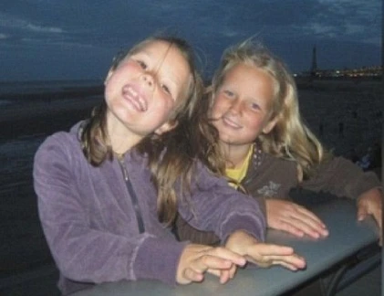 Cảm động bé gái sáng tác nhạc tưởng nhớ chị gái