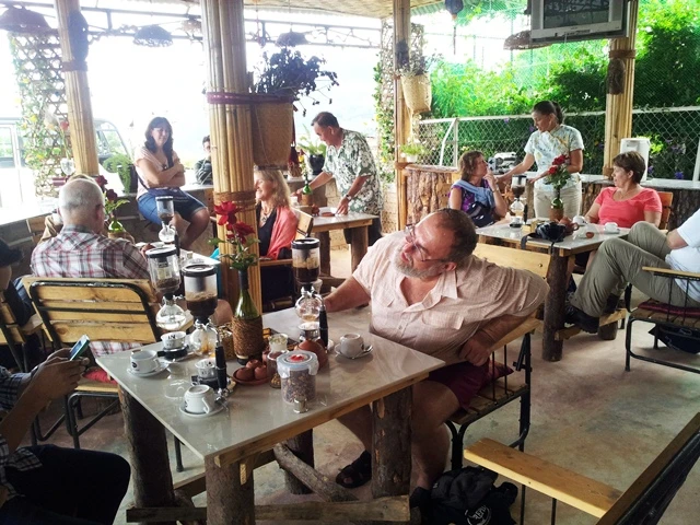 Tây mê cà phê chồn "42 tỷ đồng" ở Đà Lạt