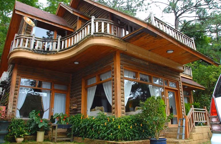 Nhà đẹp Đà Lạt ngập trong sương mù giữa mùa hạ