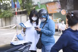 Phụ huynh áp lực hơn con trong cuộc đua lớp 10?