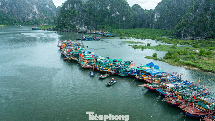 Đây là khu tránh trú lớn nhất của TP Hạ Long cũ nằm sâu trong các dãy núi giúp các thuyền nhỏ tránh bão an toàn. Đây là khu tránh trú lớn nhất của TP Hạ Long cũ nằm sâu trong các dãy núi giúp các thuyền nhỏ tránh bão an toàn.