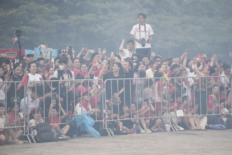 9月2日の建国記念日に行われた花火大会を目の当たりにした多くの人々は、喜びを隠しきれませんでした。これは、国民的行事の楽しい雰囲気を誰もが体感し、参加できる貴重な機会です。 bac5.jpg