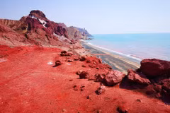 Hòn đảo có bãi biển màu đỏ rực sau mưa đặc biệt thế nào?