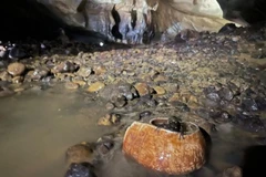 Hang động niêm phong 500 năm chứa cổ vật chấn động thế giới