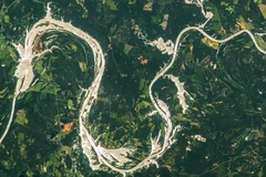 'Rồng vàng' khổng lồ đẹp mê nhìn từ không gian