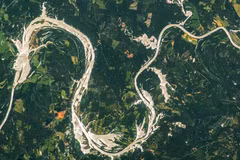 'Rồng vàng' khổng lồ đẹp mê nhìn từ không gian