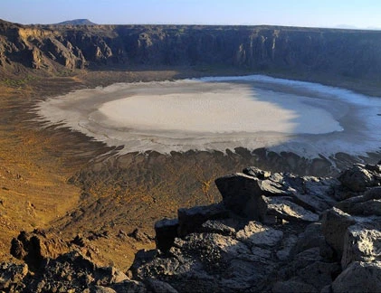 Miệng núi lửa trắng ngọc kì lạ ở Saudi Arabia