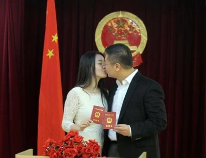 Người Trung Quốc ồ ạt kết hôn ngày “yêu nhau trọn đời” 
