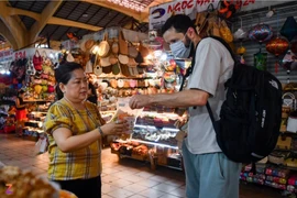 Vì sao hộ kinh doanh phải nộp thuế trên doanh thu thay vì lợi nhuận?