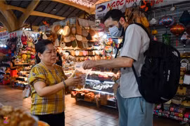 Vì sao hộ kinh doanh phải nộp thuế trên doanh thu thay vì lợi nhuận?