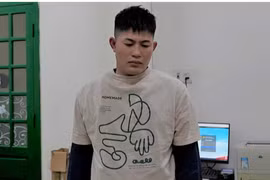 Khởi tố vụ người cha 27 tuổi ôm hai con lao xuống cầu tự tử