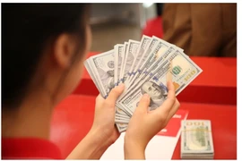 Trưa 25-9, ngân hàng thương mại đẩy giá USD lên kịch trần