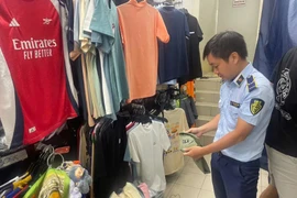 TP HCM: Hàng giả, hàng nhái vẫn nhan nhản tại Saigon Square, chợ Bến Thành