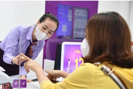 Ngân hàng đang thu phí quản lý tài khoản bao nhiêu mỗi tháng?