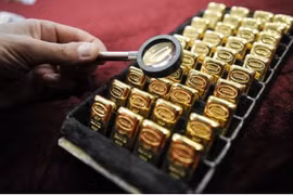 Giá vàng thế giới giảm sâu, giới đầu tư lo ngại tín hiệu từ Fed