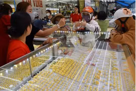 Giá vàng hôm nay 12-8: Đảo chiều giảm mạnh sau tuyên bố của ông Donald Trump