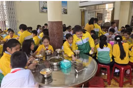 Trường tiểu học bị tố nhập thực phẩm bẩn sẽ tạm dừng bếp ăn bán trú