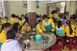 Trường tiểu học bị tố nhập thực phẩm bẩn sẽ tạm dừng bếp ăn bán trú