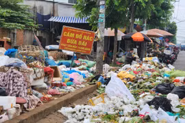 TP HCM: Rác thải bủa vây chợ đầu mối Hóc Môn