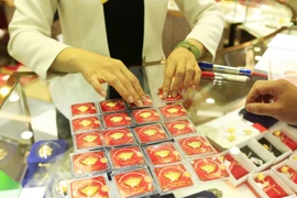 Giá vàng 19/7 vọt tăng, SJC vượt 121 triệu đồng