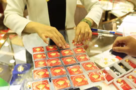 Giá vàng 19/7 vọt tăng, SJC vượt 121 triệu đồng