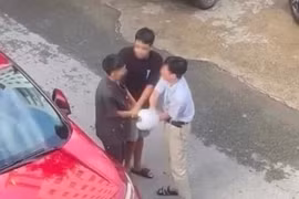 Lộ danh tính 2 cha con khống chế thanh niên sau va chạm