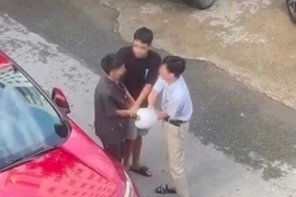 Lộ danh tính 2 cha con khống chế thanh niên sau va chạm