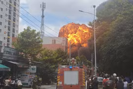 TP HCM: Cháy lớn nhà xưởng ở Thuận Giao, hàng trăm hộ dân phải sơ tán