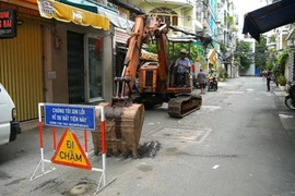 Duy tu, sửa chữa một tuyến hẻm trên địa bàn quận 3, TP HCM. Ảnh IT.