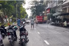 Xử lý nhóm người chơi cầu lông giữa đường ở TP HCM