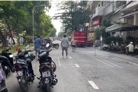 Xử lý nhóm người chơi cầu lông giữa đường ở TP HCM