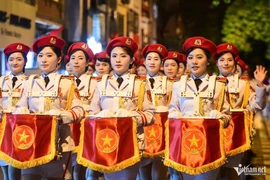 Xe pháo, khí tài và khối diễu binh hành quân từ tinh mơ vào Quảng trường Ba Đình